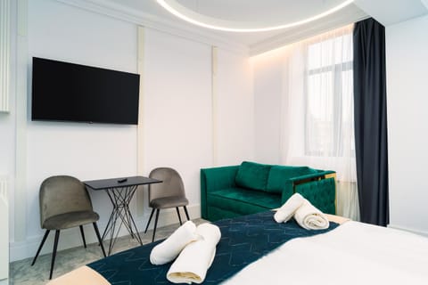 Bed, Photo of the whole room, Seating area, Bedroom, minibar, towels