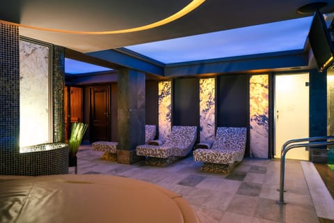 Massage, Sauna, Steam room, Seating area, Swimming pool