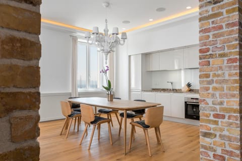 Kitchen or kitchenette, Dining area