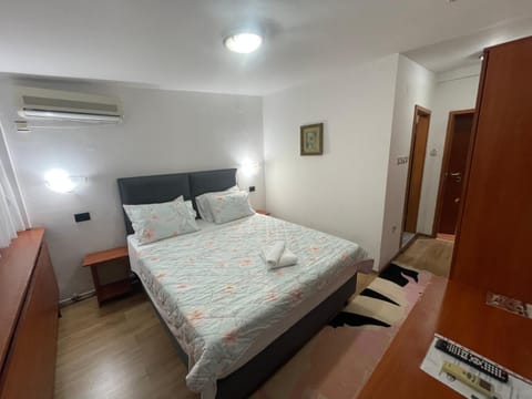 Photo of the whole room, towels