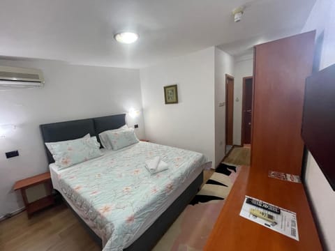 Photo of the whole room, air conditioner