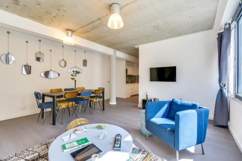 TV and multimedia, Coffee/tea facilities, Living room, Seating area, Dining area