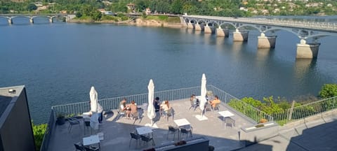 Nearby landmark, Day, Natural landscape, View (from property/room), Balcony/Terrace, Lake view, Landmark view, Mountain view, River view, Breakfast, group of guests