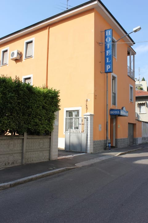 Property building, Facade/entrance, Pets, Street view