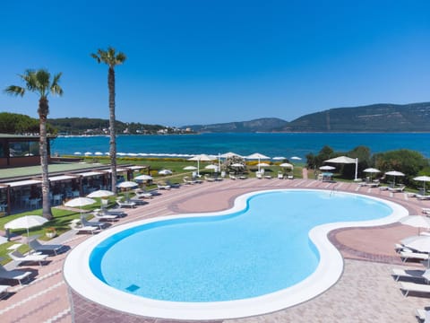 Restaurant/places to eat, Garden, Dining area, Beach, Sea view, Swimming pool