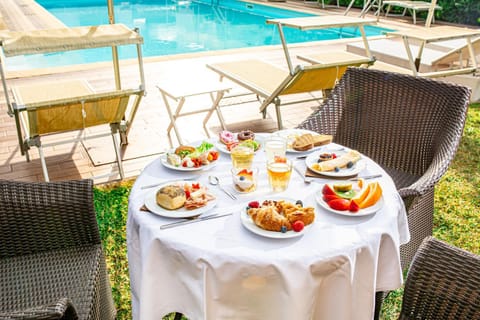 Property building, Swimming pool, Breakfast