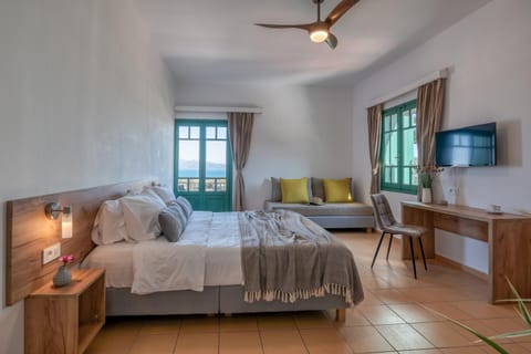 Bed, TV and multimedia, Photo of the whole room, Bedroom, Sea view, fireplace, locker