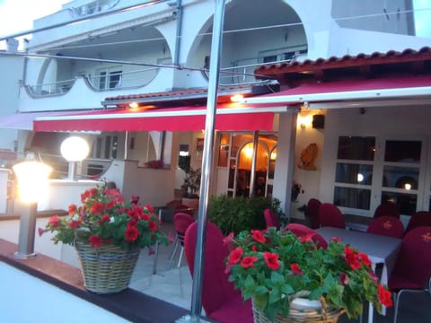 Restaurant/places to eat, Food and drinks