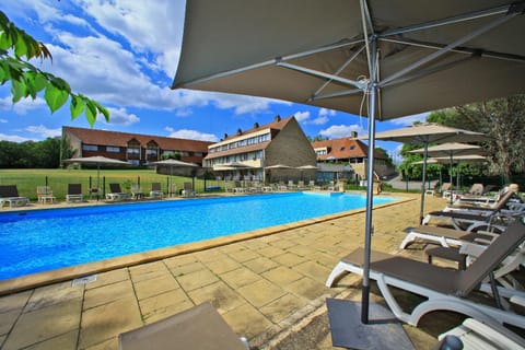 Property building, Day, Swimming pool, Swimming pool
