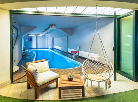 Shower, Hot Tub, Massage, Sauna, Seating area