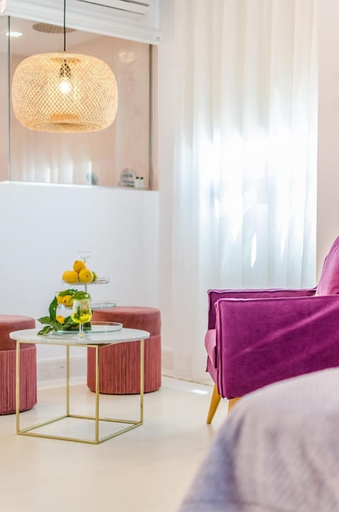 Bed, Photo of the whole room, Seating area, Bedroom