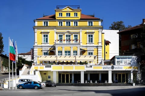 Property building, Facade/entrance, Day