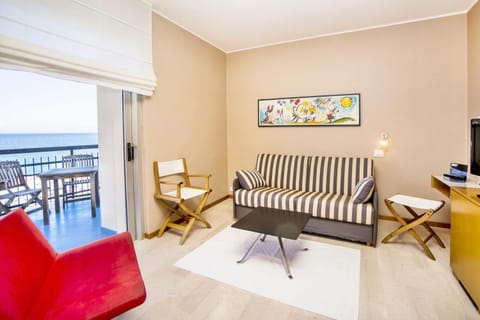 Living room, Photo of the whole room