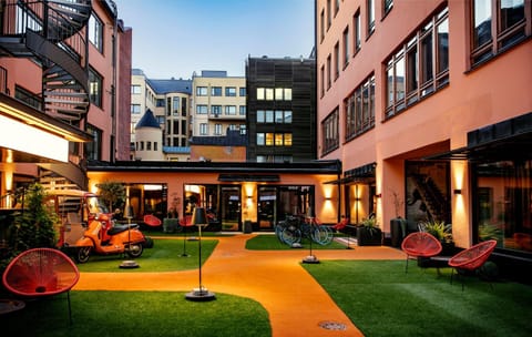 Property building, Patio, Garden, Garden, Seating area, Evening entertainment, Garden view, sunbed