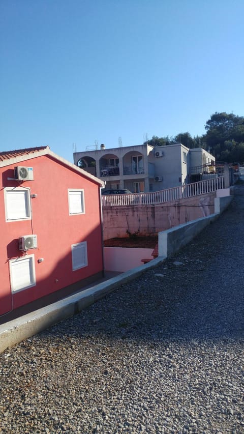 Facade/entrance, Floor plan