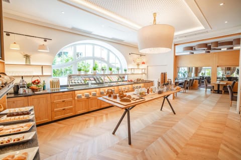 Toilet, Restaurant/places to eat, Breakfast