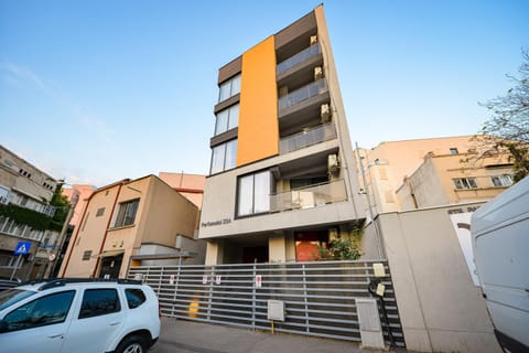 Property building, Day, Neighbourhood, Street view, Parking