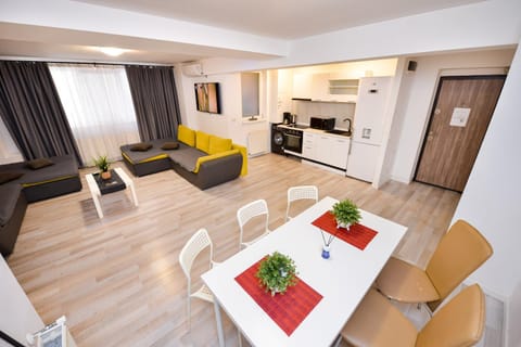 TV and multimedia, Kitchen or kitchenette, Living room, Seating area, Dining area