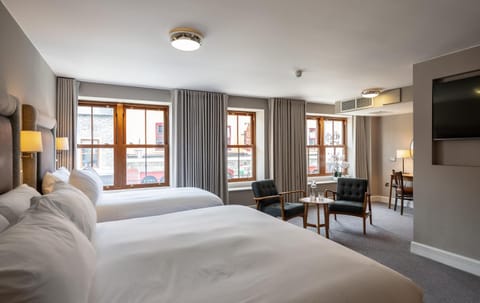 Restaurant/places to eat, Bed, TV and multimedia, Seating area, Bedroom, Breakfast