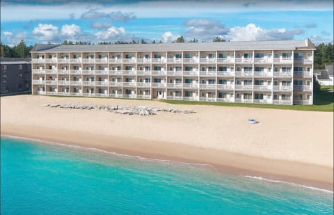 Mackinaw Beach and Bay Inn & Suites Resort in Mackinaw City