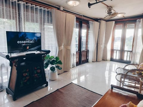 Communal lounge/ TV room, TV and multimedia, Living room, Seating area, Evening entertainment, fireplace