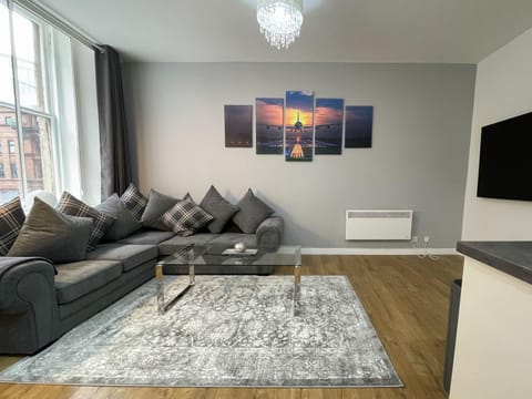 Exquisite 2BR Flat near Central Train Station Apartment in Glasgow