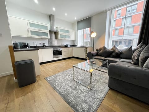 Exquisite 2BR Flat near Central Train Station Apartment in Glasgow