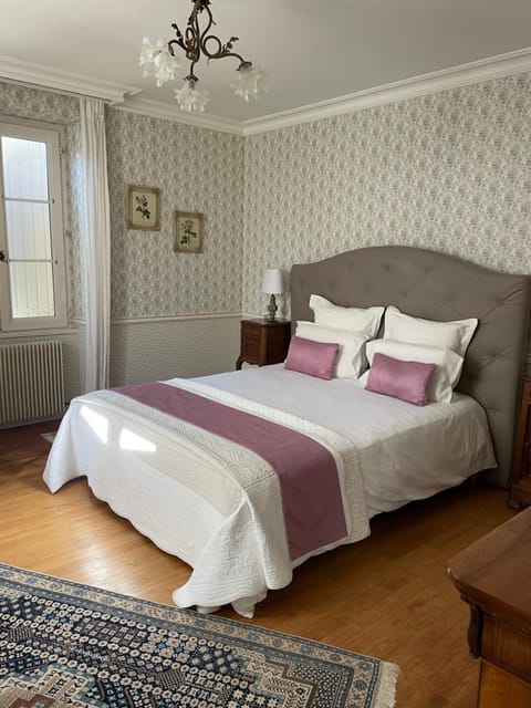 Toilet, Bed, Bedroom, Garden view