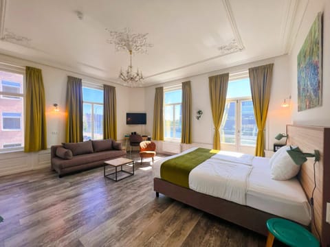 Bed, Photo of the whole room, Seating area