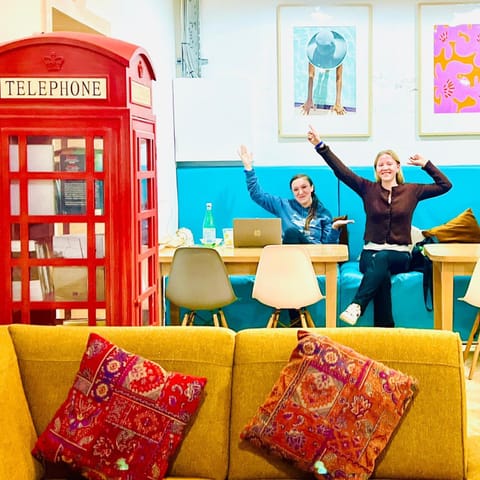 Living room, Seating area, group of guests