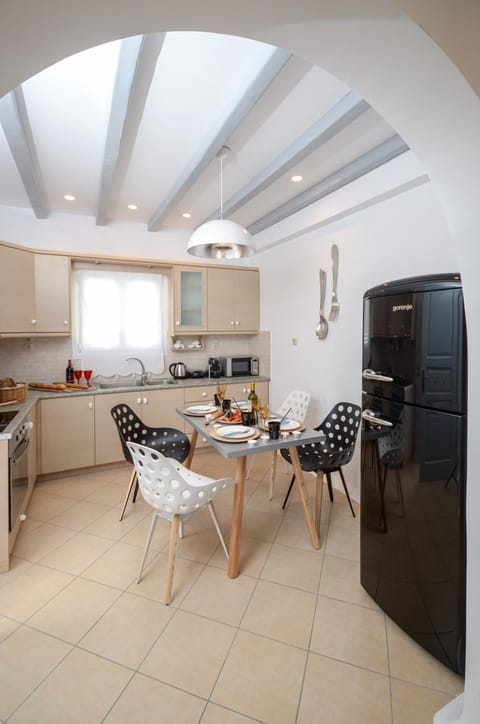 Kitchen or kitchenette, Seating area, Dining area