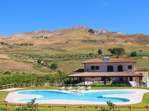 Property building, Garden, Balcony/Terrace, Swimming pool