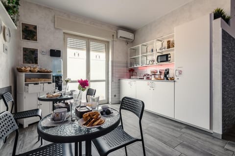 Seating area, Breakfast, air conditioner