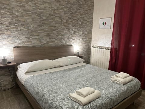 Bed, Bedroom, towels