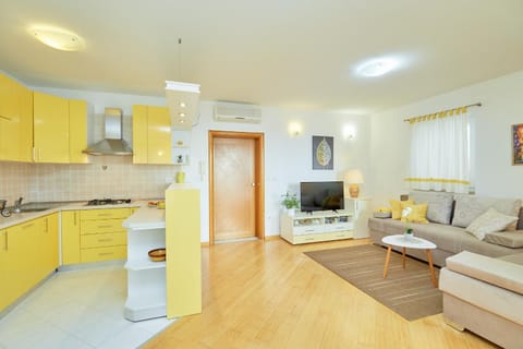 Kitchen or kitchenette, Living room, Seating area