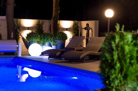 Swimming pool, sunbed