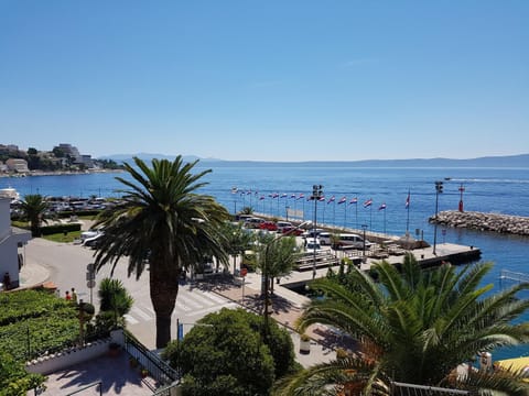 Nearby landmark, Restaurant/places to eat, Neighbourhood, Natural landscape, Beach