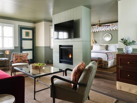 Communal lounge/ TV room, Bed, TV and multimedia, Living room, Photo of the whole room, Seating area, Evening entertainment, Bedroom, flat iron