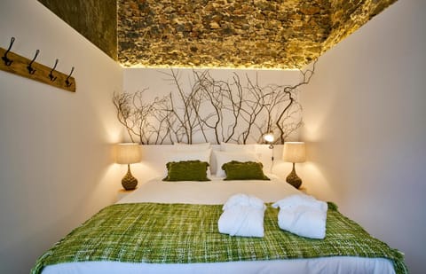 Property building, Bed, Bedroom, Mountain view
