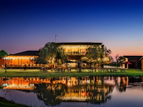 Restaurant/places to eat, Activities, Garden, Balcony/Terrace, Banquet/Function facilities, Decorative detail, Animals, On site, Garden view, Lake view, Continental breakfast, Lunch, Dinner, Drinks, Alcoholic drinks, Non alcoholic drinks, Sunset, young children, older children