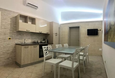 Day, Summer, Kitchen or kitchenette, Living room, Family