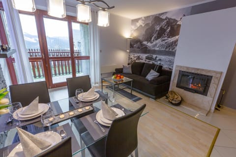 Bed, Balcony/Terrace, Living room, Photo of the whole room, Decorative detail, Seating area, Dining area, Mountain view