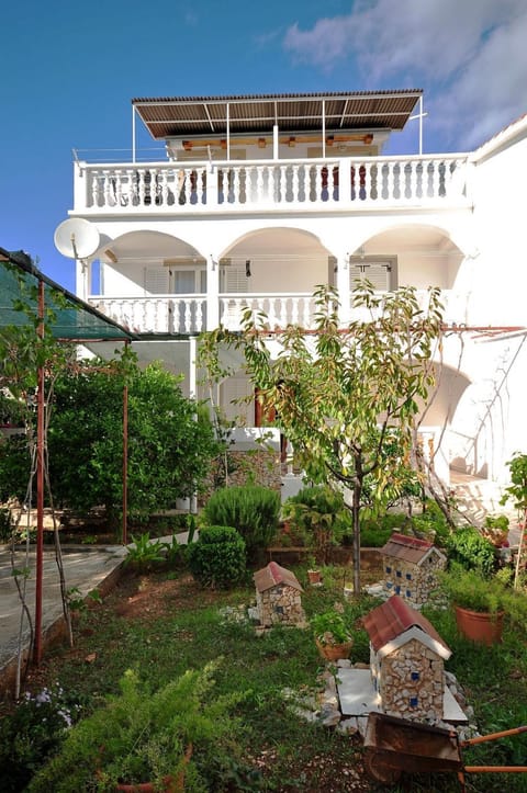 Property building, Patio, Facade/entrance, Spring, Garden, Garden view, Location
