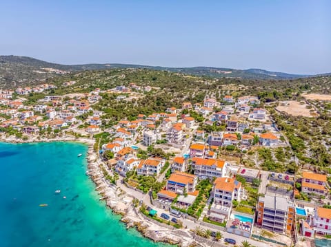 Property building, Day, Neighbourhood, Bird's eye view, Beach, City view, Sea view, Street view, Location