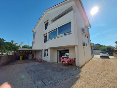 Patio, Facade/entrance