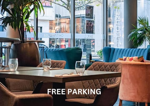Restaurant/places to eat, Lounge or bar