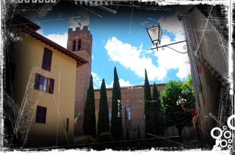 Nearby landmark, Facade/entrance, Spring, Day, Neighbourhood, Natural landscape, On site, City view, Area and facilities, Certificate/Award, Certificate/Award