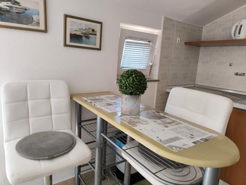 Kitchen or kitchenette, Living room, Seating area