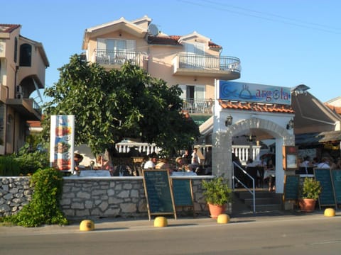 Property building, Restaurant/places to eat