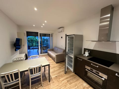 Kitchen or kitchenette, Dining area, minibar, oven, pet friendly